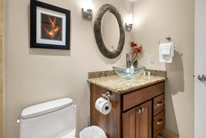 MKB215 Oceanview Poolside Spacious 2-Bed Suite - image 13