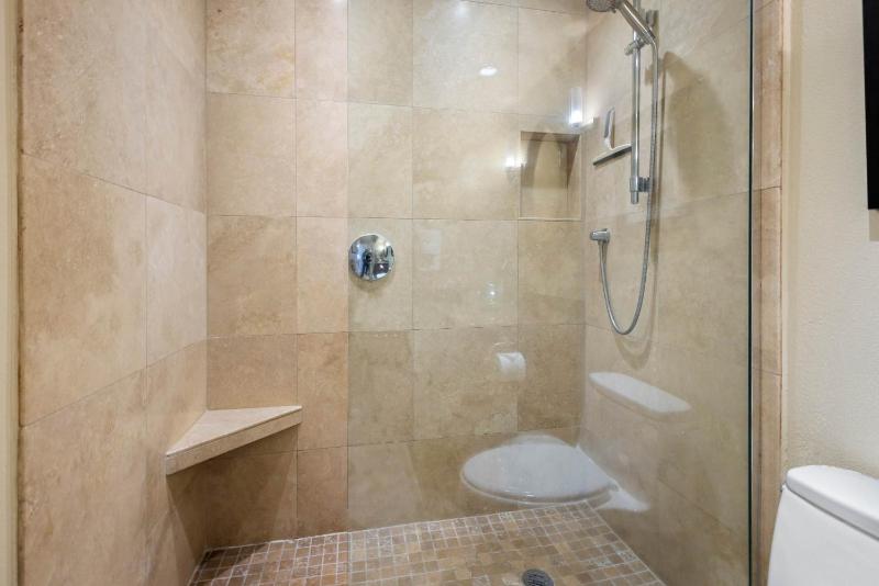 MKB215 Oceanview Poolside Spacious 2-Bed Suite - image 33