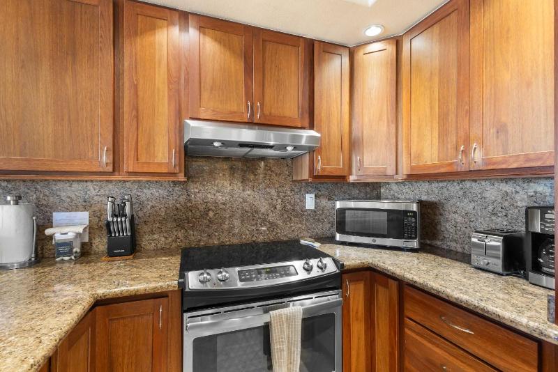 MKB215 Oceanview Poolside Spacious 2-Bed Suite - image 22