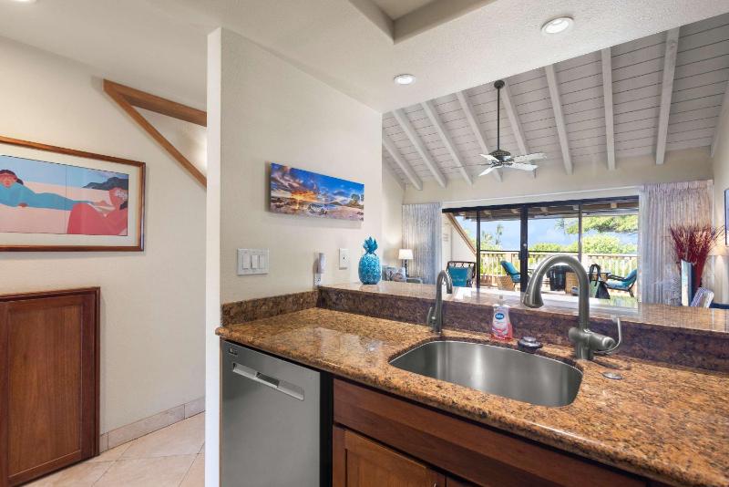 MKB215 Oceanview Poolside Spacious 2-Bed Suite - image 19