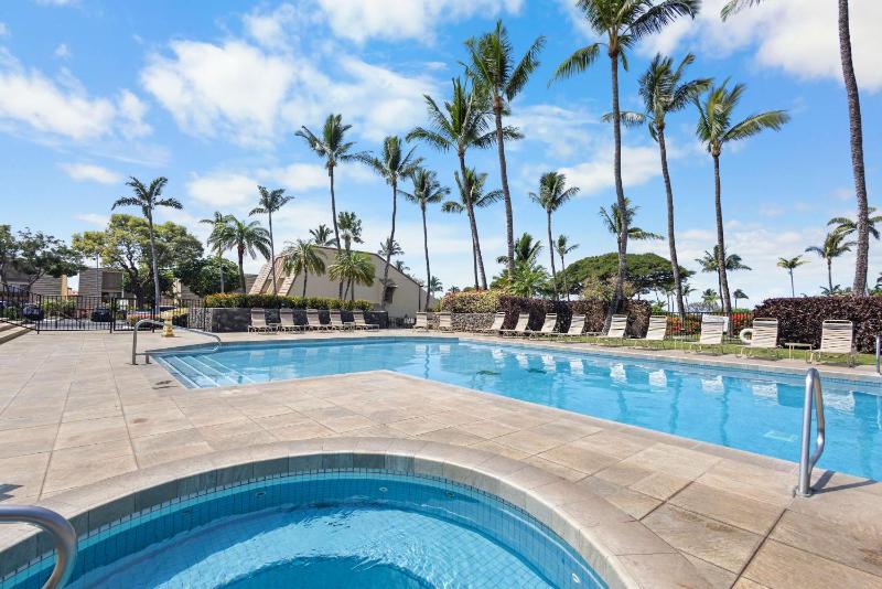 MKB215 Oceanview Poolside Spacious 2-Bed Suite - image 9