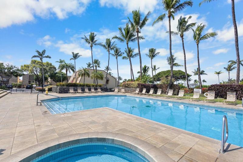 MKB215 Oceanview Poolside Spacious 2-Bed Suite - image 27