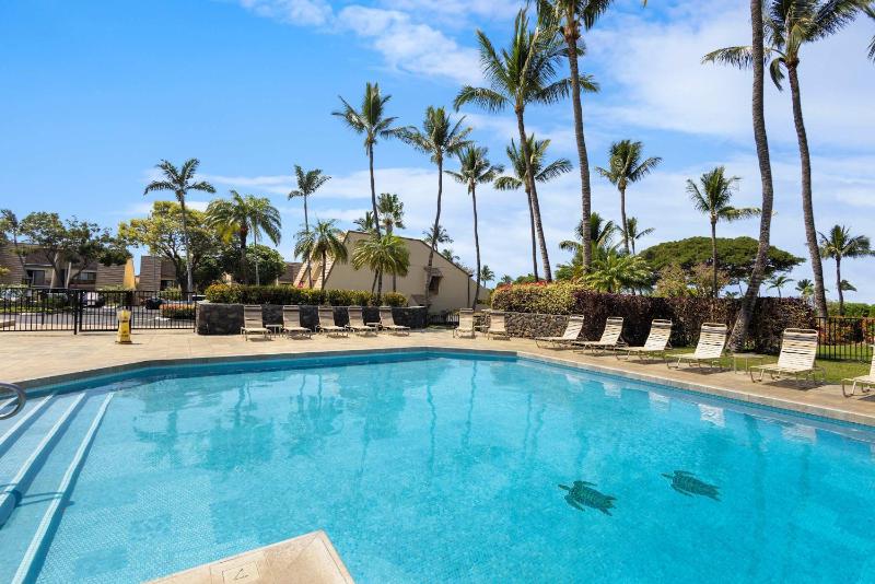 MKB215 Oceanview Poolside Spacious 2-Bed Suite - image 36