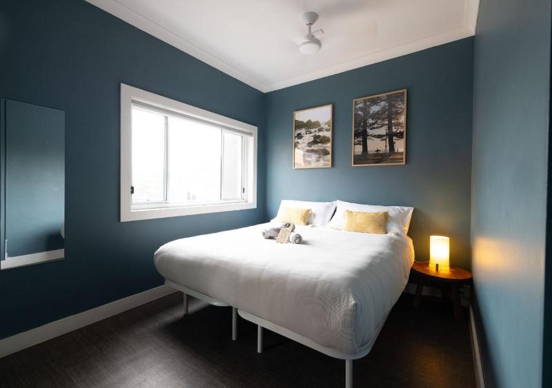 King Room with Shared Bathroom image 4