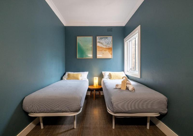 Twin Room with Shared Bathroom image 1