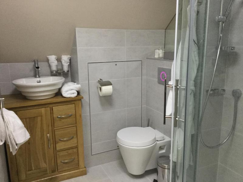 One-Bedroom Apartment image 3