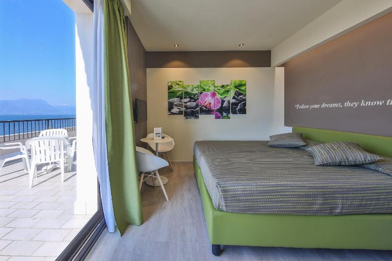 Superior Double or Twin Room with Balcony and Lake View image 1