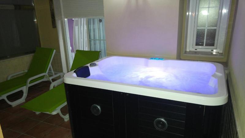 Superior Double Room with Jacuzzi image 1