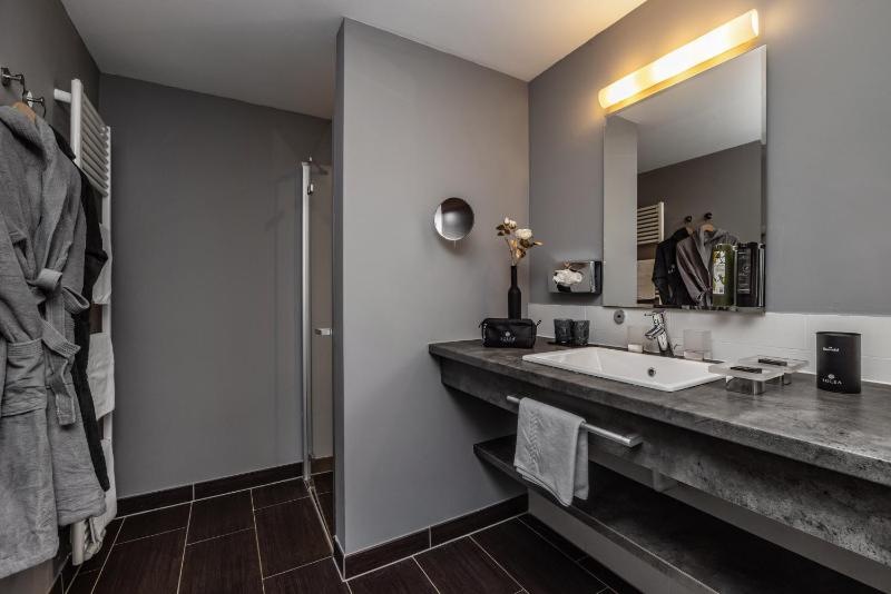 Double Room with Balcony image 4