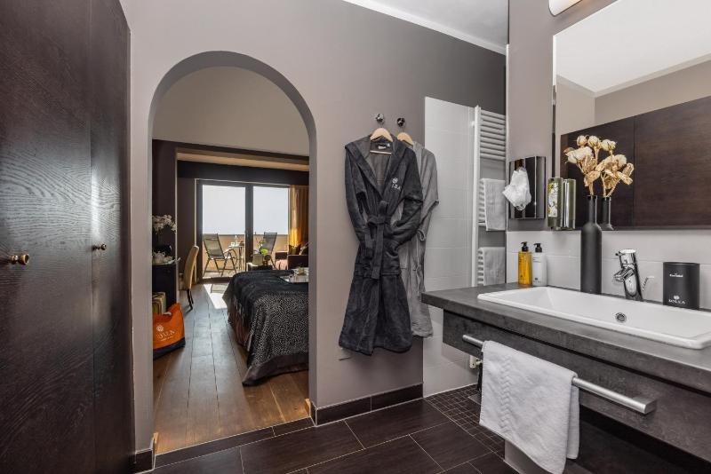 Double Room with Balcony image 4