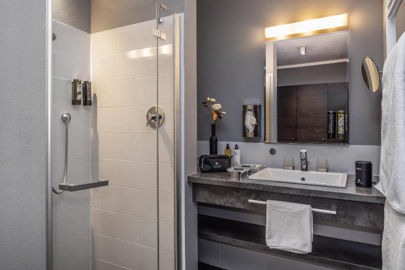 Deluxe Double Room with Balcony image 3