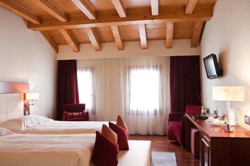 Double or Twin Room image 3