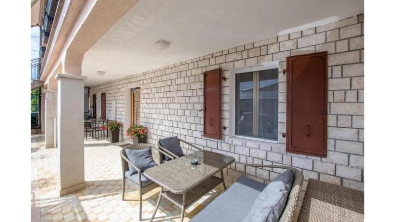 Comfortable apartment in Umag with parking space - image 1