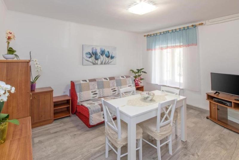 Comfortable apartment in Umag with parking space - image 24