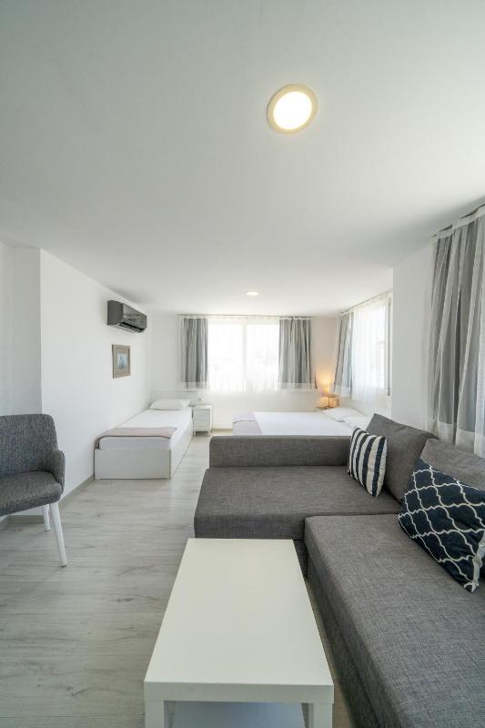 Deluxe Suite image 3