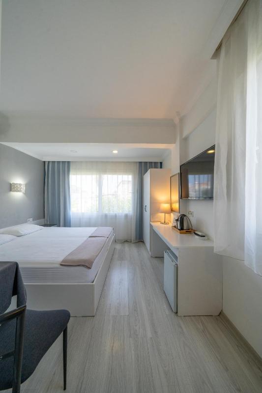Double or Twin Room image 4