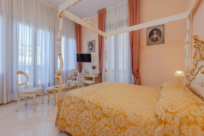 Double or Twin Room with Canal View image 4