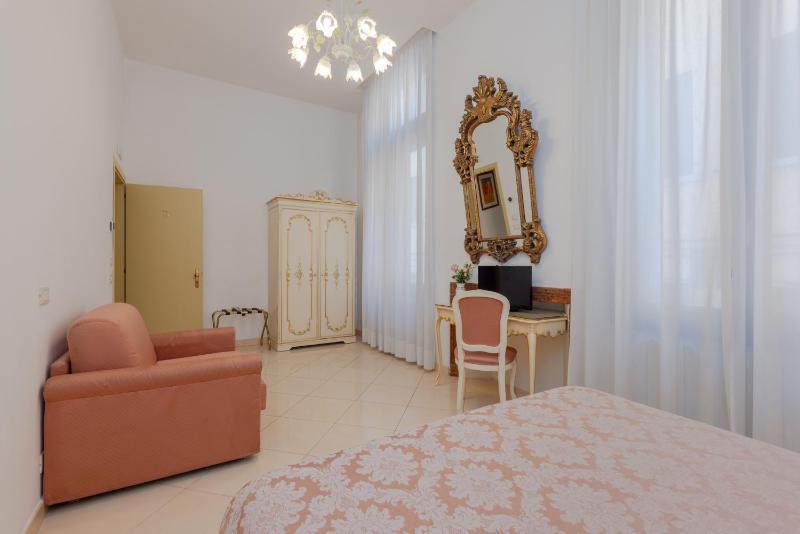 Superior Triple Room image 4