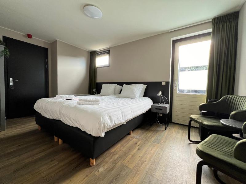Classic Double Room image 4