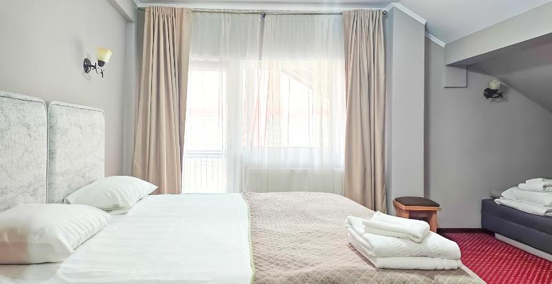 Triple Room with Balcony image 4