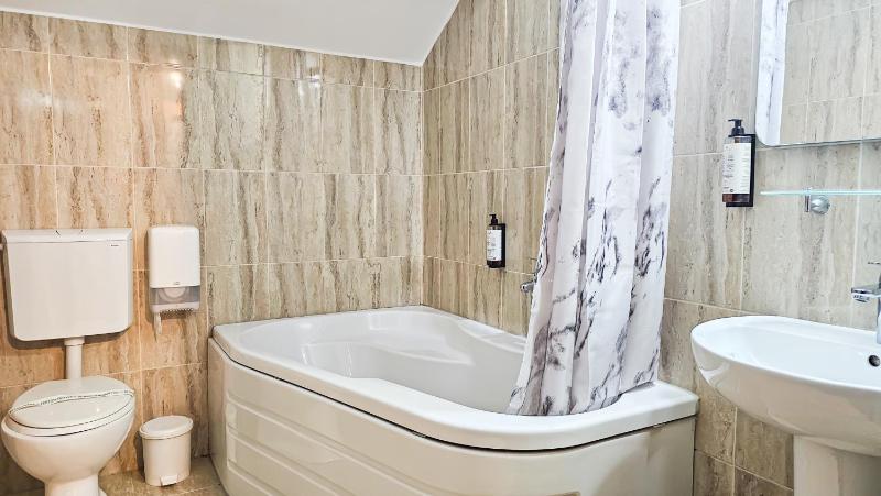 Triple Room with Balcony image 3