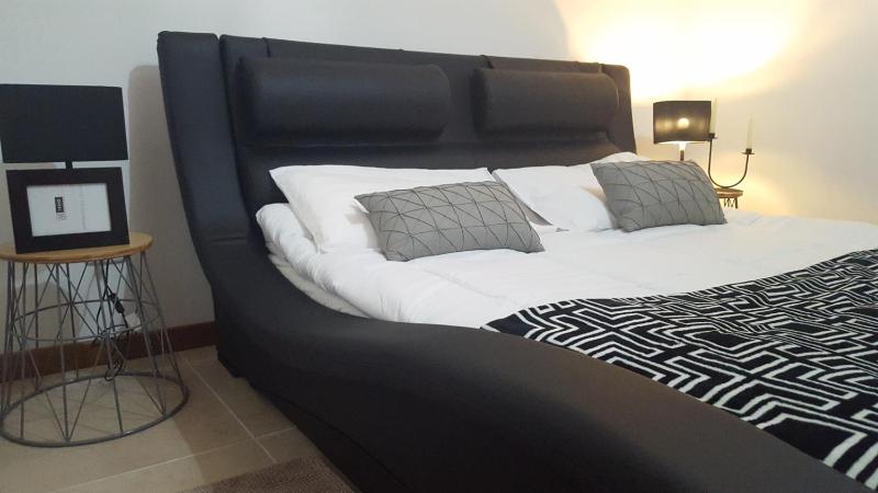 Double Room with Shared Bathroom image 2