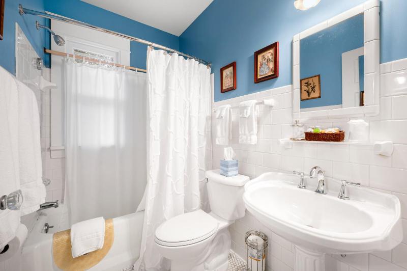 Queen Room - Madeleine's Room image 2