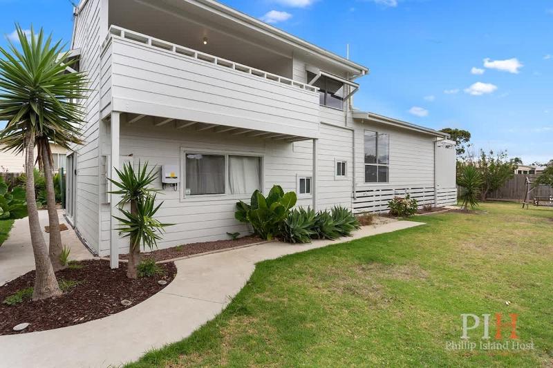 Family Retreat in Cowes 4 Bdr - image 12