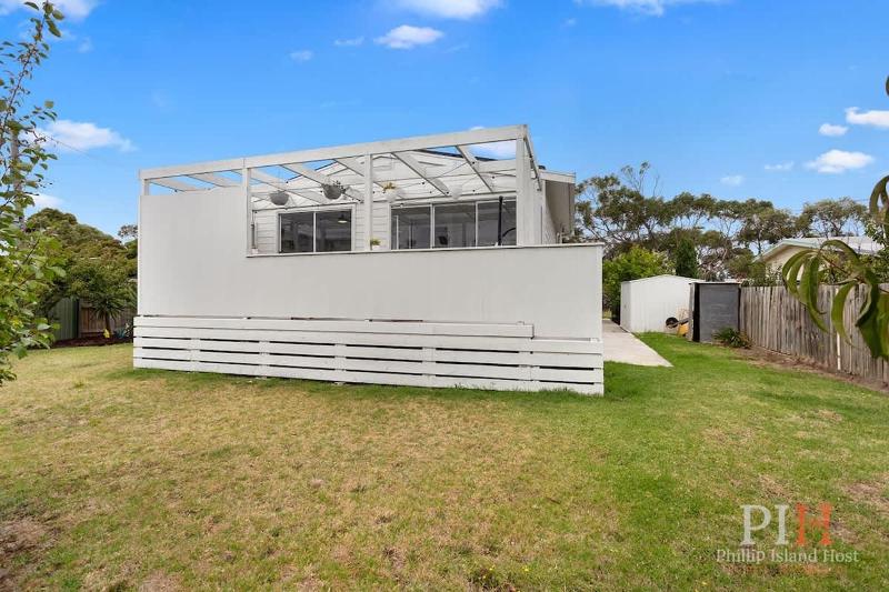 Family Retreat in Cowes 4 Bdr - image 25
