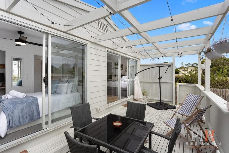 Family Retreat in Cowes 4 Bdr - image 24