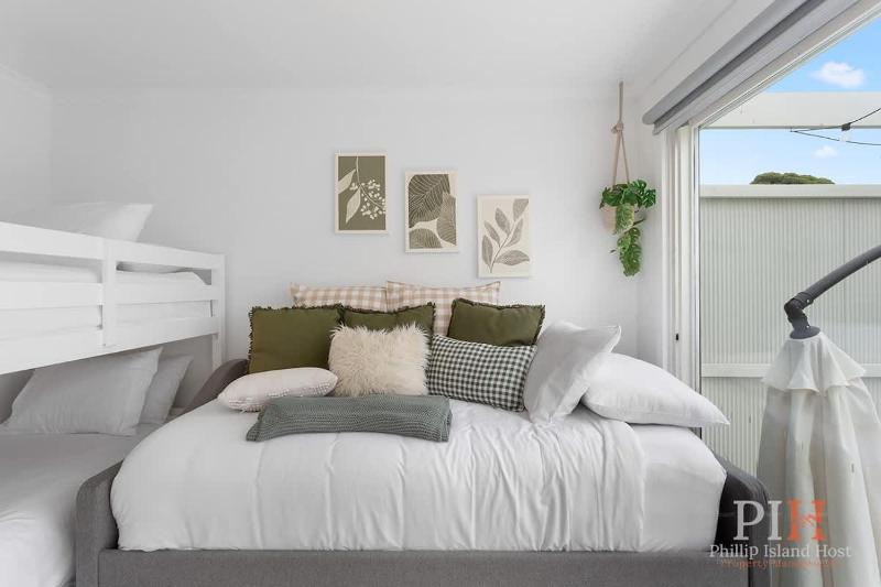 Family Retreat in Cowes 4 Bdr - image 10