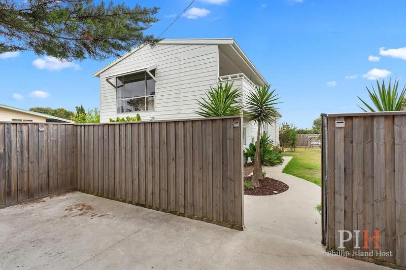 Family Retreat in Cowes 4 Bdr - image 9