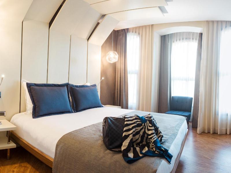 Deluxe Room with City View image 3