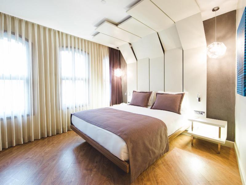 Deluxe Room with City View image 2