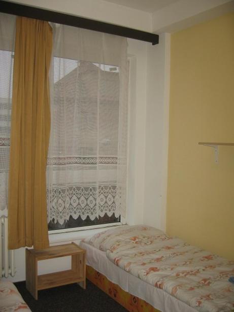 Twin Room image 3