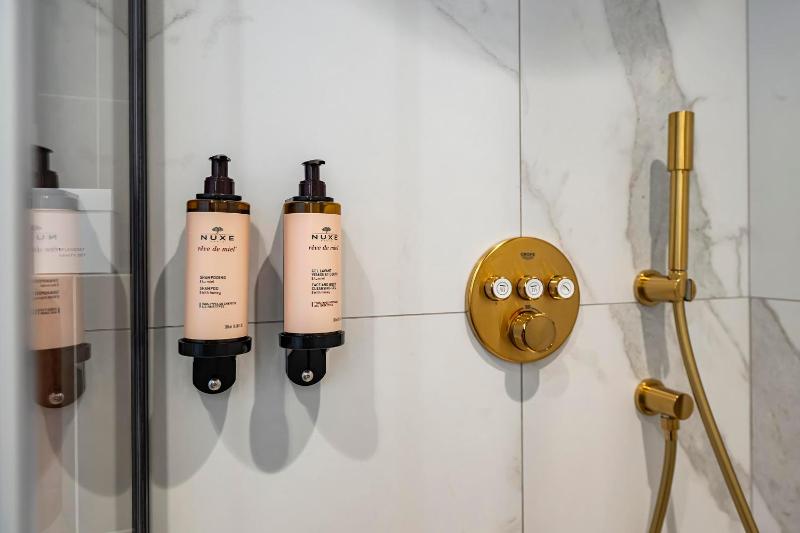 Deluxe Double Room image 3