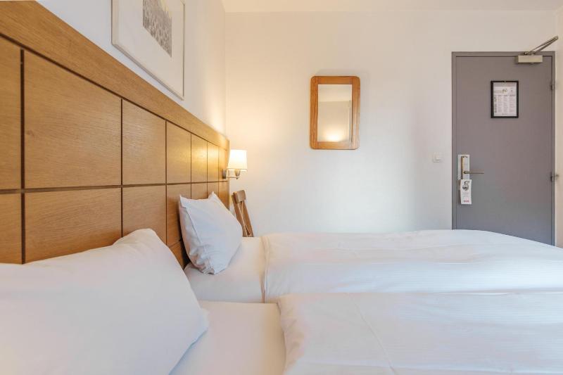 Twin Room image 2