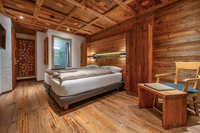 Corner Twin Room with Balcony image 3