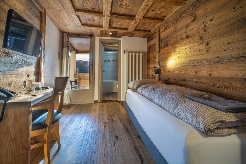 Standard Single Room with Balcony and Mountain View image 3
