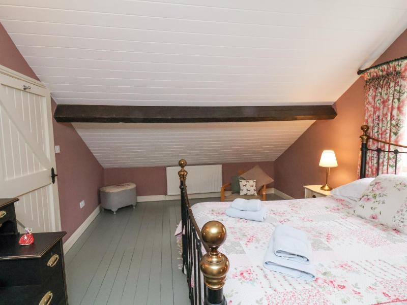 Quoits Cottage - image 17