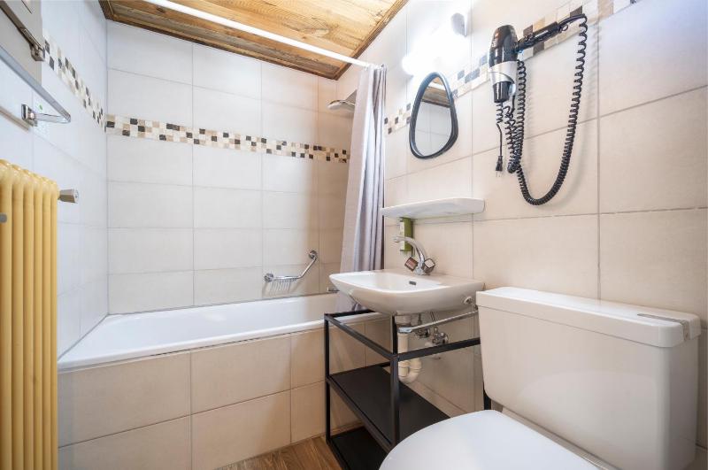 Standard Single Room with Balcony and Mountain View image 4
