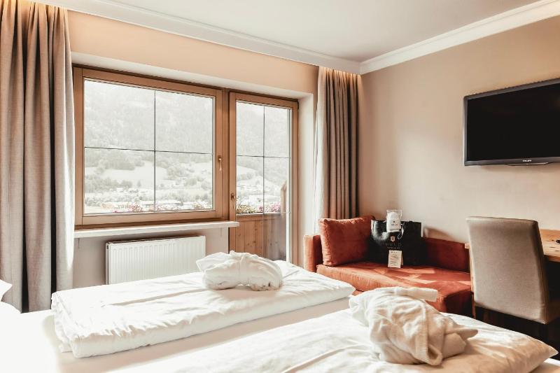 Double Room image 3