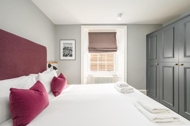 One-Bedroom Apartment image 2