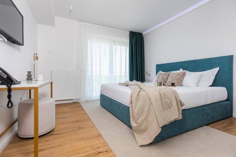 Deluxe Suite with Sea View image 3