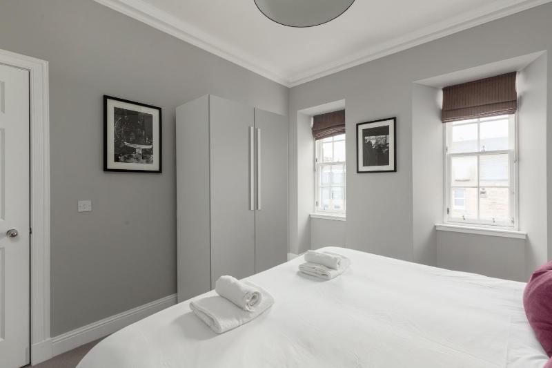 Deluxe Three-Bedroom Apartment with Castle View image 1