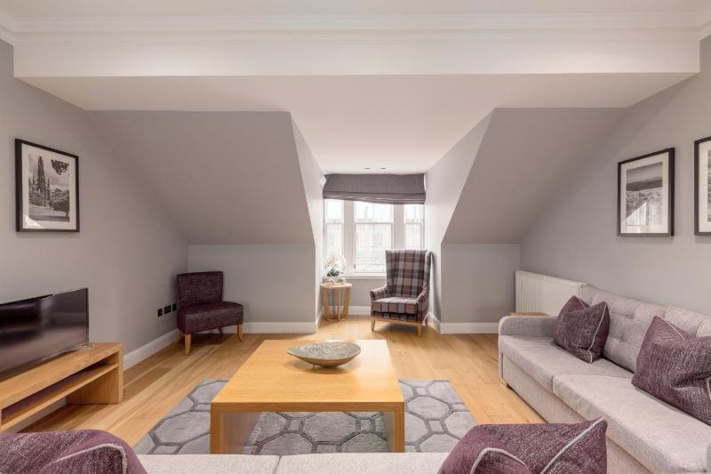 Deluxe Three-Bedroom Apartment with Castle View image 4