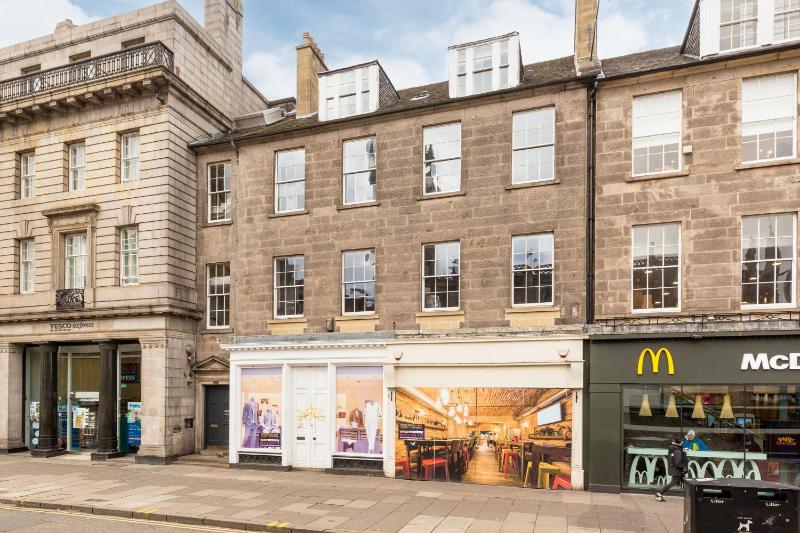 Deluxe Three-Bedroom Apartment with Castle View image 2