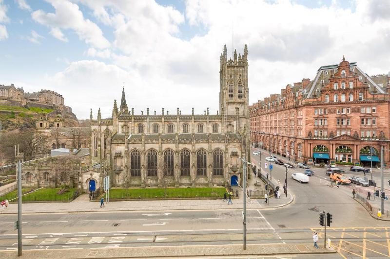 Deluxe Three-Bedroom Apartment with Castle View image 3