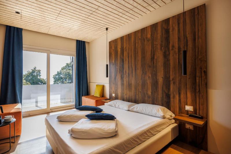 Deluxe Double Room with Balcony image 1