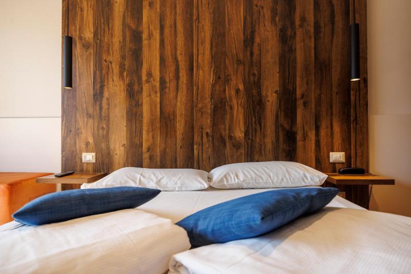 Deluxe Double Room with Balcony image 2
